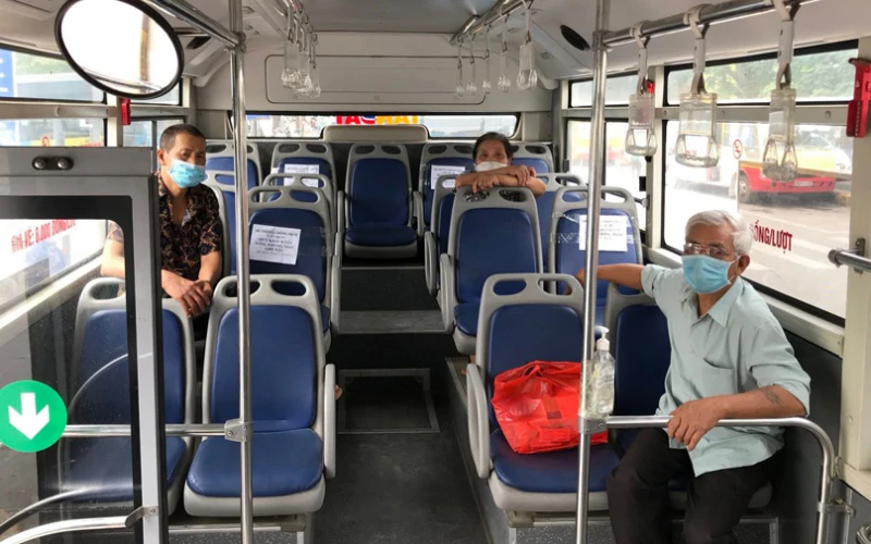 Hành khách bảo đảm ngồi giãn cách khi đi xe buýt.
