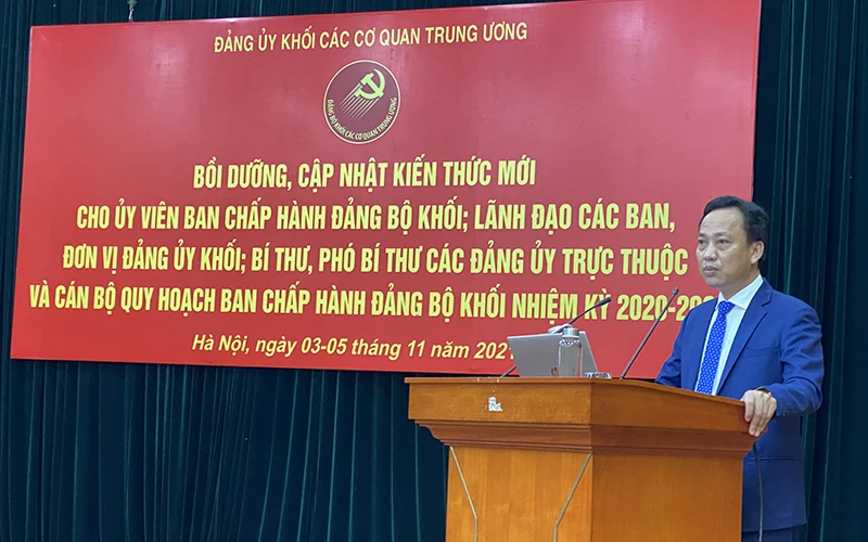 Đồng chí Lại Xuân Lâm, Phó Bí thư Đảng ủy Khối phát biểu khai mạc.
