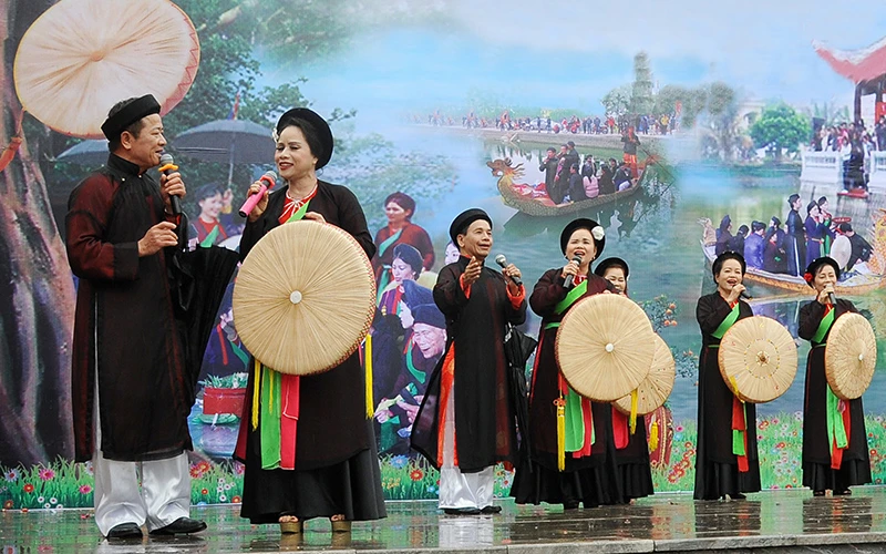 Việt Nam đang cho thấy là điểm đến hấp dẫn của du khách và học giả quốc tế. Trong ảnh: Biểu diễn hát Quan họ tại Hội Lim (Bắc Ninh). Ảnh: THANH LÂM