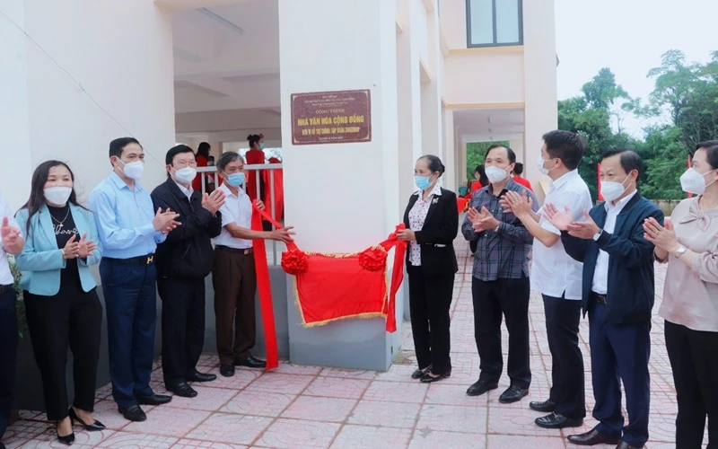 Nguyên Chủ tịch nước Trương Tấn Sang cùng đại diện lãnh đạo cấp ủy, chính quyền địa phương dự lễ khánh thành nhà văn hóa cộng đồng kết hợp tránh trú lũ ở xã Ân Phú, Vũ Quang, Hà Tĩnh.