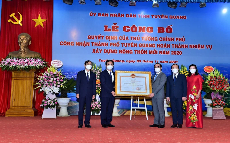 Lãnh đạo thành phố Tuyên Quang đón nhận bằng công nhận đạt chuẩn nông thôn mới.