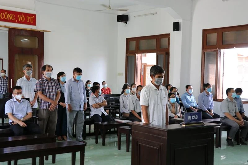 Các bị cáo tại phiên tòa sơ thẩm vụ cố ý làm lộ bí mật Nhà nước xảy ra tại kỳ thi tuyển công chức năm 2017 - 2018 tỉnh Phú Yên.