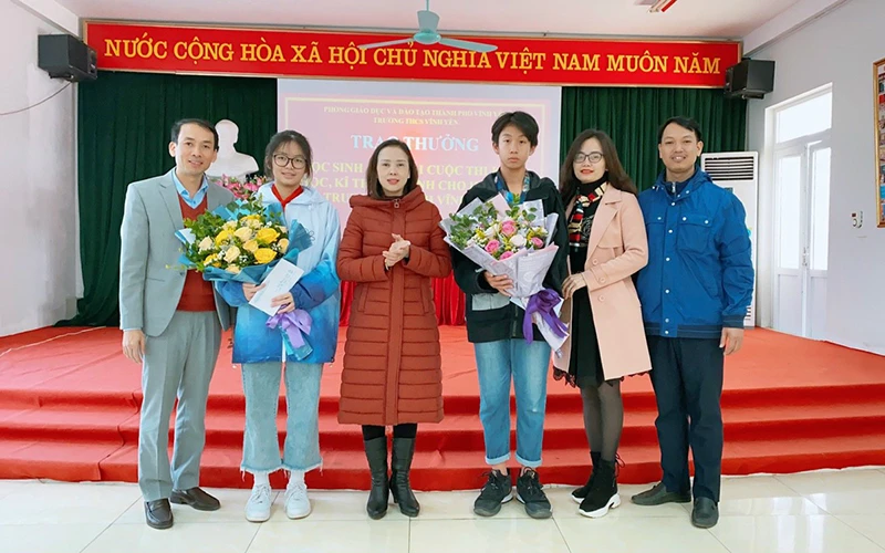 Trường THCS Vĩnh Yên trao thưởng học sinh đạt giải cuộc thi sáng tạo khoa học kỹ thuật của tỉnh.