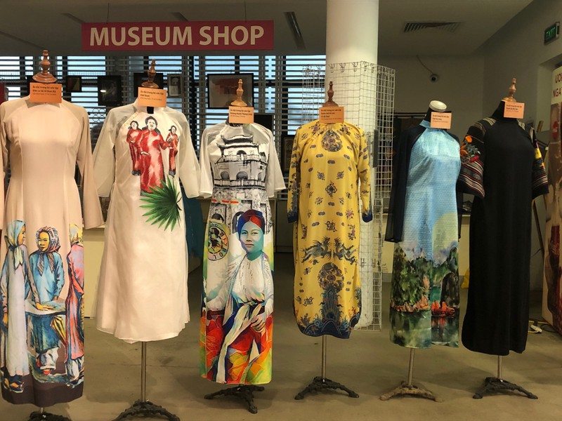Trưng bày áo dài của các nhà tạo mẫu tặng Bảo tàng tại Bảo tàng Phụ nữ Việt Nam. 