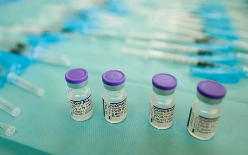 Ngày 8/10, Nhật Bản đã ký thỏa thuận mua 120 triệu liều vaccine ngừa Covid-19 của Pfizer - dự kiến bắt đầu bàn giao từ tháng 1/2022. (Ảnh: Reuters)