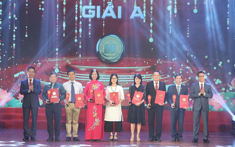 Phó Thủ tướng Chính phủ Vũ Đức Đam và Bộ trưởng Thông tin và Truyền thông Nguyễn Mạnh Hùng trao giải A - giải thưởng Sách Quốc gia lần thứ 3 năm 2020. Ảnh: QUANG VINH