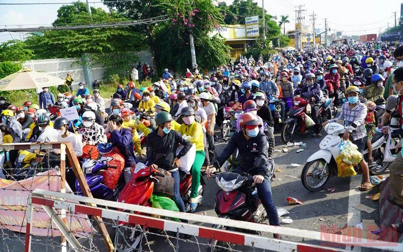 Người dân từ TP Hồ Chí Minh về quê bằng xe máy vào đầu tháng 10/2021.