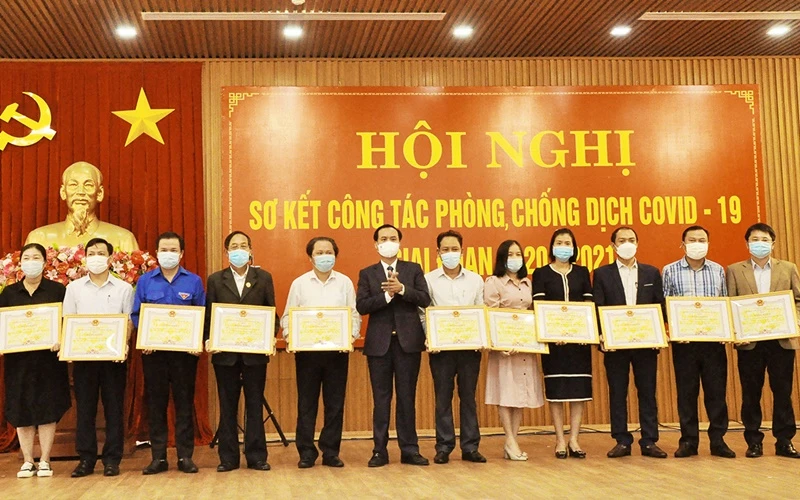 Phó Bí thư Tỉnh ủy, Chủ tịch UBND tỉnh Quảng Trị Võ Văn Hưng tặng bằng khen cho các tập thể.