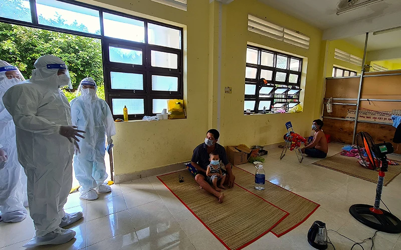 Phóng viên Thường trú Báo Nhân Dân tại Cà Mau tác nghiệp tại khu cách ly tập trung. 