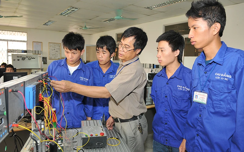 Đào tạo nghề điện công nghiệp cho học viên tại Trường cao đẳng Kỹ thuật công nghiệp Việt Nam - Hàn Quốc. Ảnh: Anh Sơn