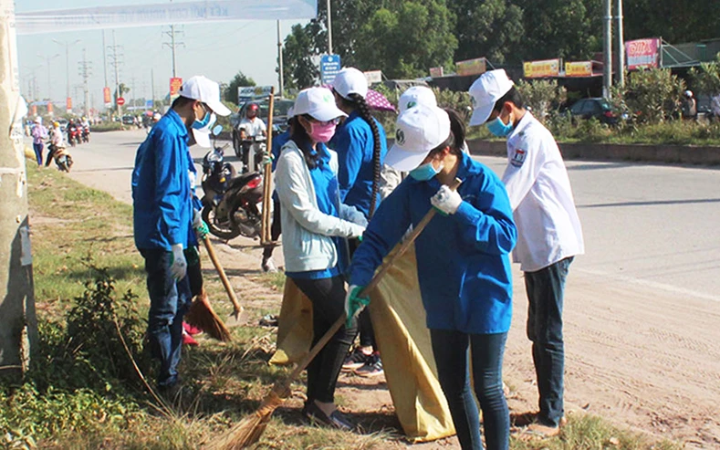 Đoàn viên thanh niên thu gom rác tại huyện Yên Dũng. Ảnh tư liệu