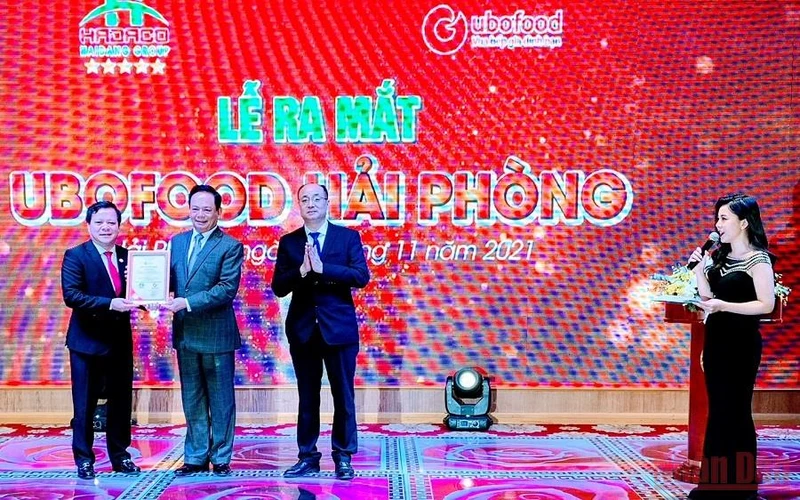 Chủ tịch Tập đoàn Tuần Châu (Quảng Ninh) chuyển giao mô hình phân phối nông sản, thực phẩm UBOFOOD cho doanh nghiệp tại Hải Phòng. (Ảnh: NGÔ QUANG DŨNG)