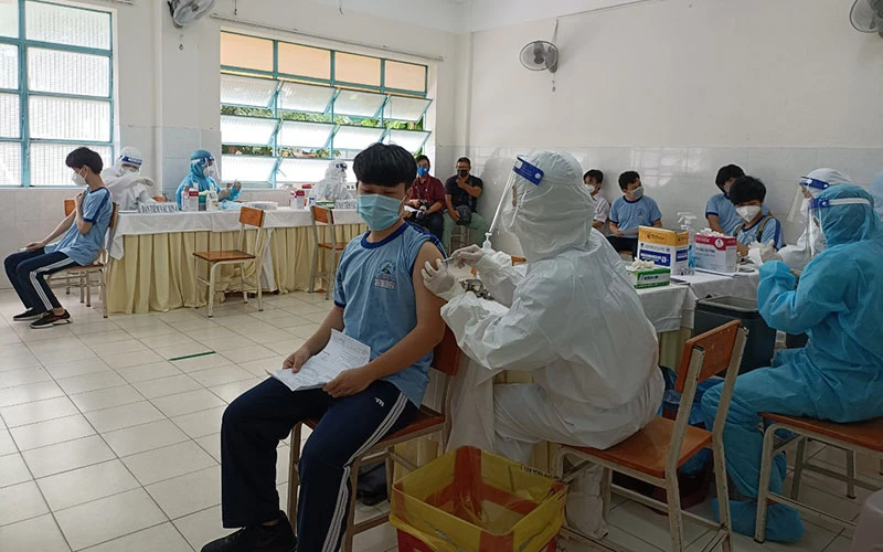 Tiêm vắc-xin phòng Covid-19 cho học sinh tại điểm tiêm Trường THPT Lương Thế Vinh (quận 1, TP Hồ Chí Minh). Ảnh: Mạnh HẢo