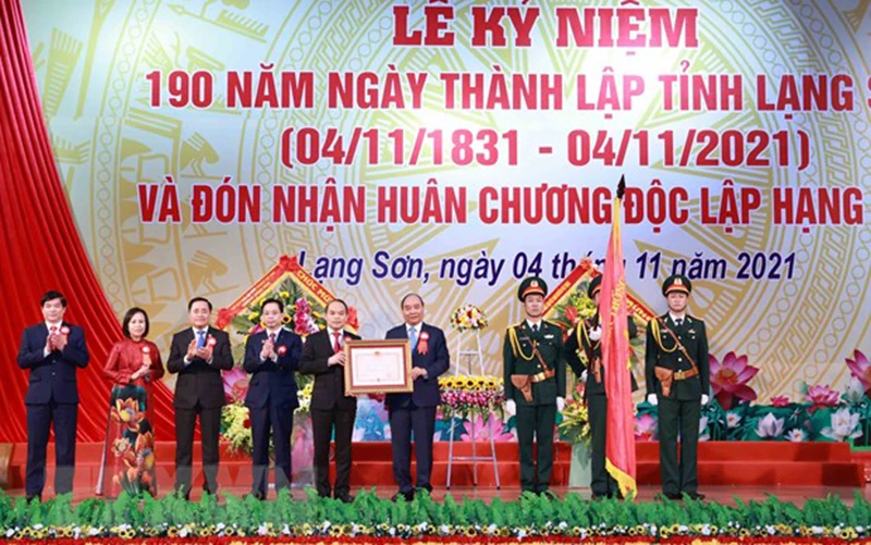Chủ tịch nước Nguyễn Xuân Phúc trao tặng Huân chương Độc lập hạng nhất cho Đảng bộ, chính quyền và nhân dân các dân tộc tỉnh Lạng Sơn. (Ảnh: TTXVN)