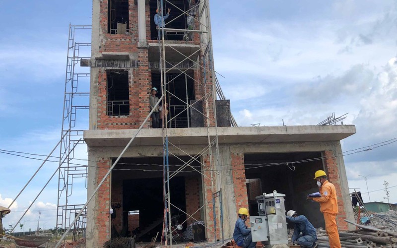 Ông Phạm Văn Hiếu đang xây dựng căn nhà 3 tầng trong khu tái định cư Lộc An - Bình Sơn.