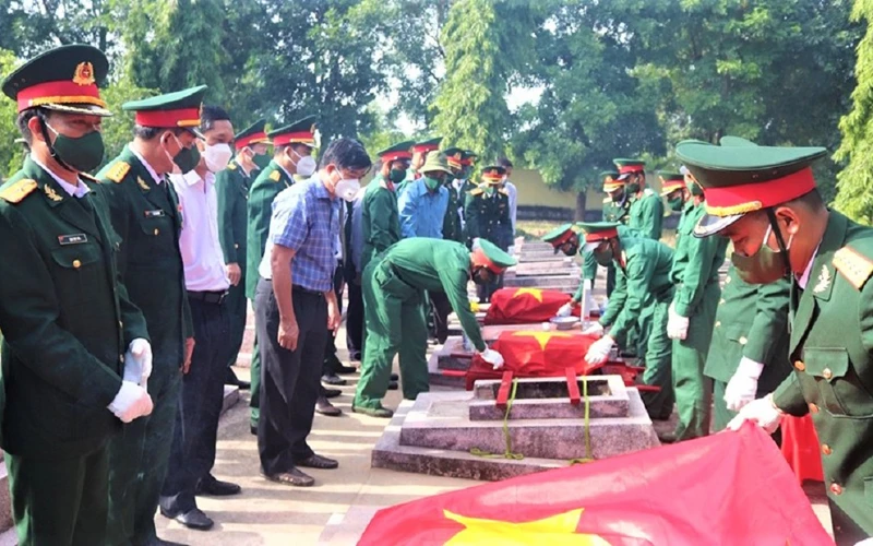 Sau lễ truy điệu, 10 hài cốt liệt sĩ được an táng tại Nghĩa trang liệt sĩ huyện Ea Súp.