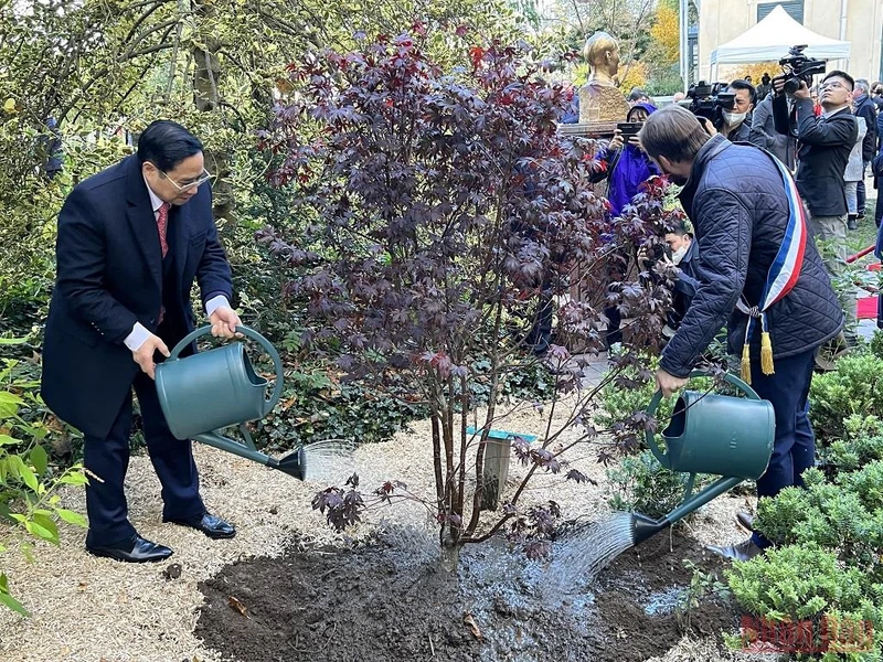 Thủ tướng Phạm Minh Chính và Thị trưởng Patrice Bessac trồng cây lưu niệm trong khuôn viên đặt Tượng đài Chủ tịch Hồ Chí Minh.