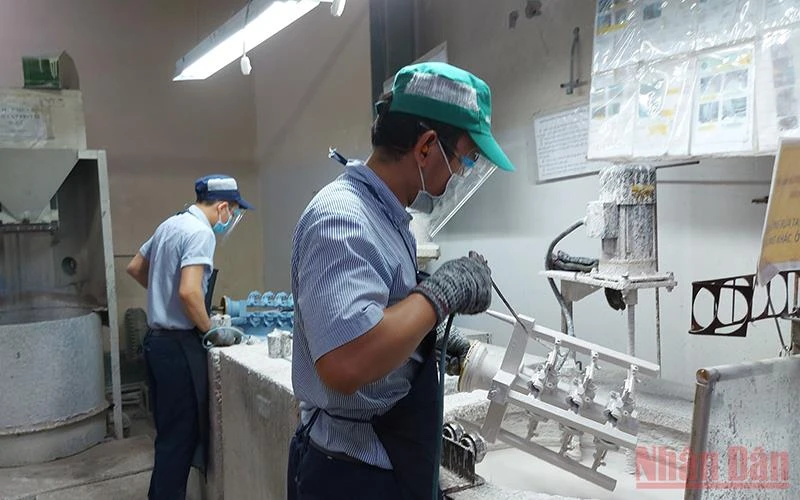 Công nhân sản xuất ổn định trở lại tại doanh nghiệp đóng trong Khu chế xuất Tân Thuận, quận 7. 