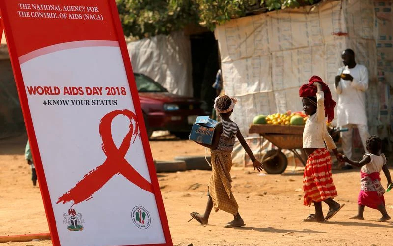Biểu ngữ trong chiến dịch nâng cao nhận thức về HIV/AIDS nhân Ngày Thế giới phòng, chống AIDS tại trại Kuchingoro IDPs ở Abuja, Nigeria, ngày 1/12/2018. (Ảnh: Reuters)