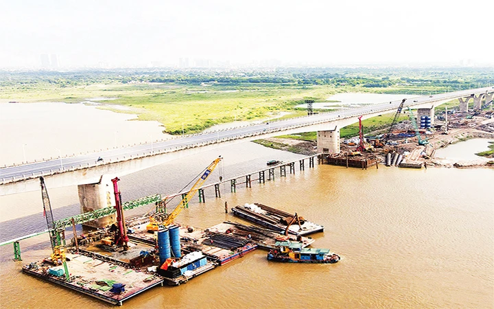 Thi công dự án cầu Vĩnh Tuy giai đoạn 2. Ảnh: TUẤN HUY