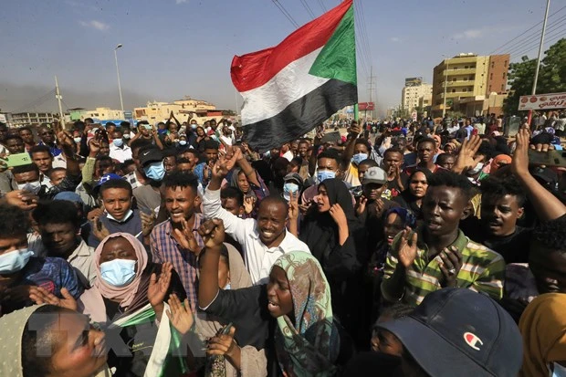 Người dân Sudan tuần hành phản đối cuộc đảo chính quân sự tại Khartoum. (Ảnh: AFP/TTXVN)