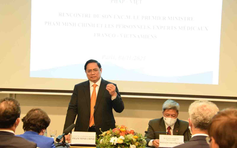 Thủ tướng Chính phủ Phạm Minh Chính gặp gỡ các bác sĩ, chuyên gia y tế Pháp - Việt. (Ảnh: VGP)
