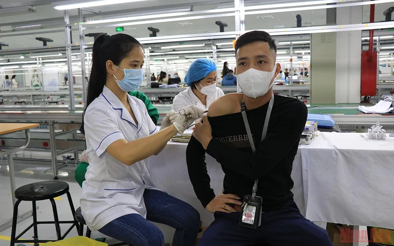 Tiêm vaccine phòng Covid-19 cho công nhân trong khu công nghiệp tại Bắc Ninh.