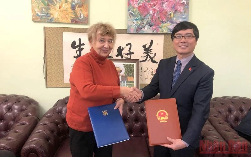 Đại sứ Nguyễn Hồng Thạch và bà N.V.Zaimenko ký thỏa thuận hợp tác.