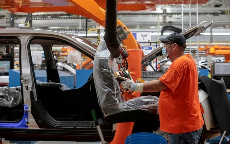 Công nhân lắp ráp ô-tô tại một nhà máy của hãng Stellantis, đặt tại khu liên hợp lắp ráp Detroit, Michigan, Mỹ. (Ảnh: Reuters)