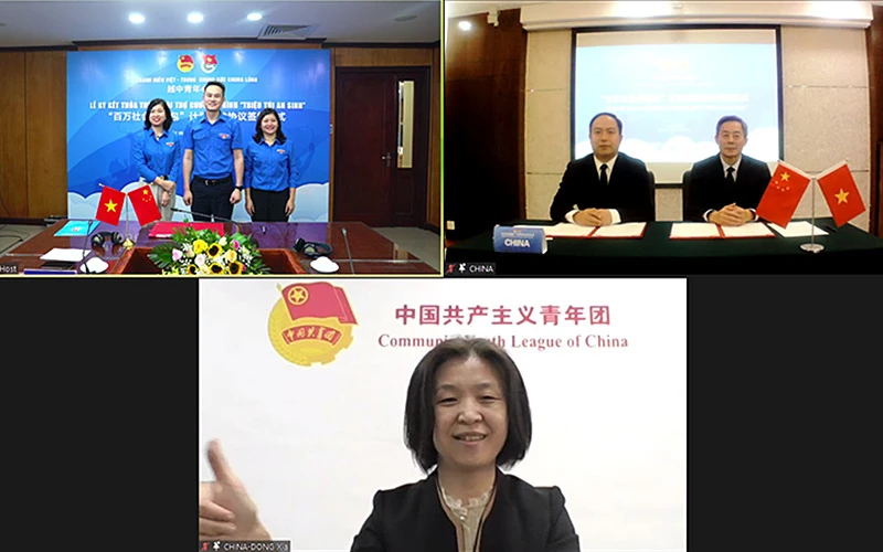 Các đồng chí Đại diện Trung ương Đoàn Thanh niên Cộng sản Hồ Chí Minh và Trung ương Đoàn Thanh niên Cộng sản Trung Quốc ký kết thỏa thuận hỗ trợ. 