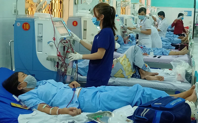Nhiều bệnh nhân trở lại chạy thận nhân tạo tại Bệnh viện đa khoa tỉnh Thái Bình sáng 5/11.