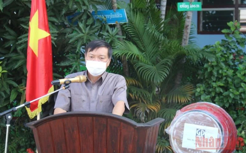 Đại sứ Nguyễn Bá Hùng biểu dương sự cố gắng, nỗ lực vượt qua khó khăn của thầy, trò nhà trường, đặc biệt trong giai đoạn hiện nay. (Ảnh: Xuân Sơn)