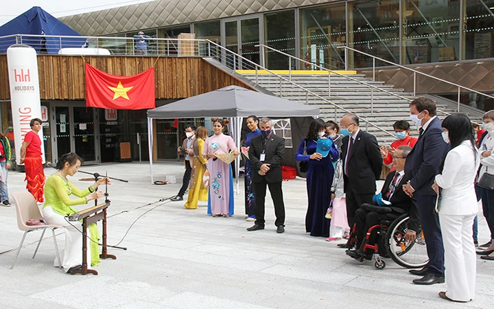 Biểu diễn đàn bầu tại Lễ hội Việt Nam lần thứ hai ở Pháp.