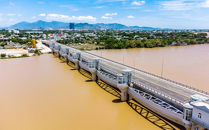 Đập hạ lưu sông Dinh, TP Phan Rang - Tháp Chàm (Ninh Thuận) vừa ngăn mặn xâm nhập, vừa bảo đảm nguồn nước phục vụ sinh hoạt và sản xuất cho người dân. Ảnh: NGUYỄN TRUNG