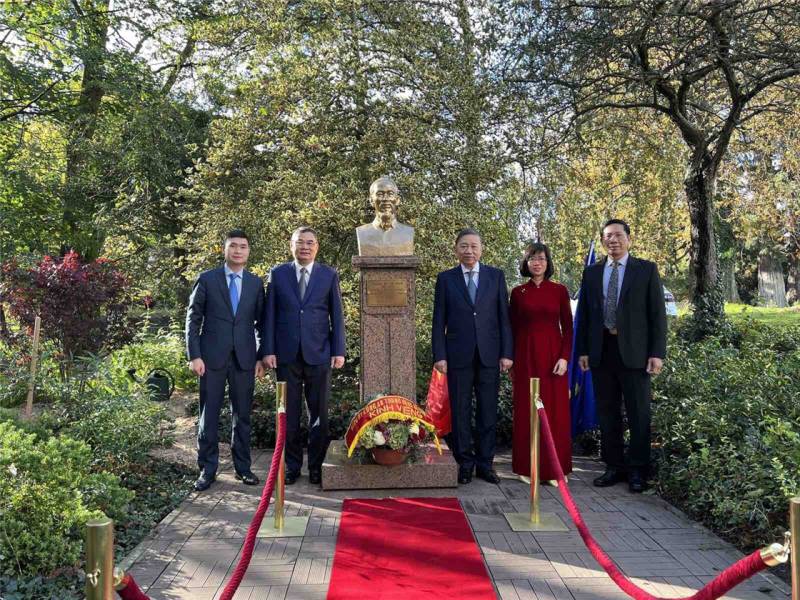 Bộ trưởng Công an Tô Lâm cùng Đoàn đại biểu đặt vòng hoa tưởng niệm Chủ tịch Hồ Chí Minh tại thành phố Montreuil, Pháp.