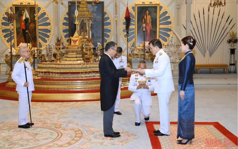 Đại sứ Phan Chí Thành trình Quốc thư tới Nhà vua Thái Lan. (Ảnh: Đại sứ quán Việt Nam tại Thái Lan)