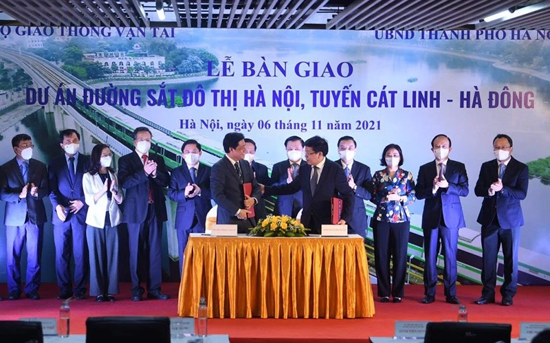 Lãnh đạo Bộ Giao thông vận tải và TP Hà Nội ký bàn giao dự án Cát Linh - Hà Đông.