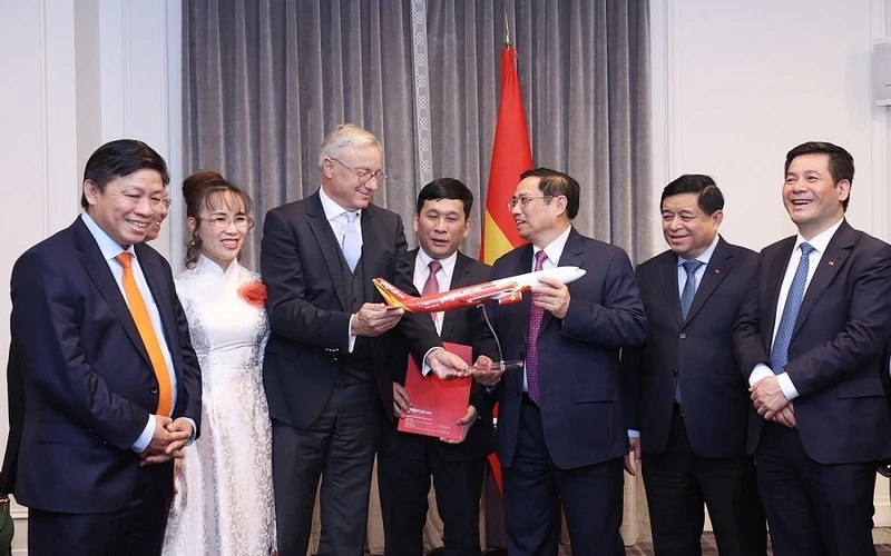 Thủ tướng Phạm Minh Chính chứng kiến lễ trao Thoả thuận đối tác chiến lược về thực hiện hợp đồng 119 tàu bay giữa Vietjet và Airbus. (Ảnh: TTXVN)