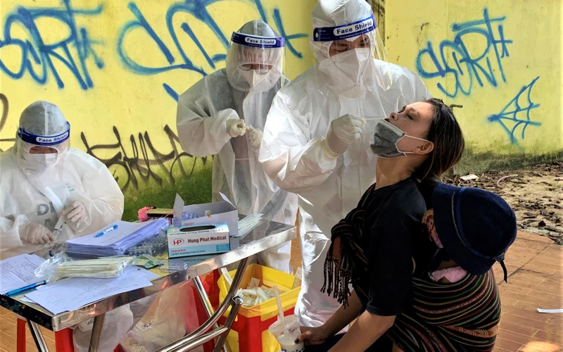 Test nhanh kháng nguyên SARS-CoV-2 trong cộng đồng trên địa bàn phường Tân Tiến, thành phố Buôn Ma Thuột ngày 6/11.