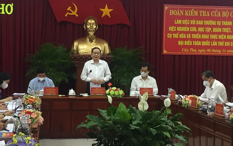 Đồng chí Trần Thanh Mẫn phát biểu ý kiện tại buổi làm việc với Ban Thường vụ Thành ủy Cần Thơ.