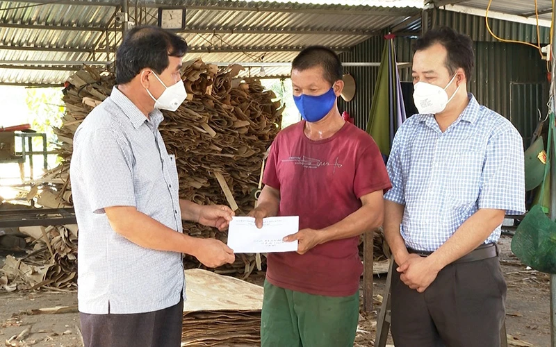Đại diện lãnh đạo Ủy ban nhân dân huyện Hữu Lũng, tỉnh Lạng Sơn trao hỗ trợ cho người lao động bị ảnh hưởng dịch Covid-19 trên địa bàn huyện.