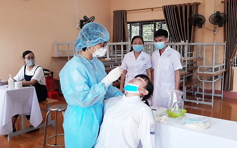 Cán bộ y tế đang khẩn trương lấy mẫu xét nghiệm đối với 100% dân số đối với 8 phường ở TP Thái Nguyên.
