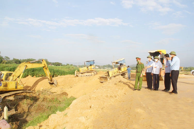 UBND huyện Tam Đảo cưỡng chế thu hồi đất để thực hiện dự án đầu tư xây dựng Trường THCS Đại Đình.