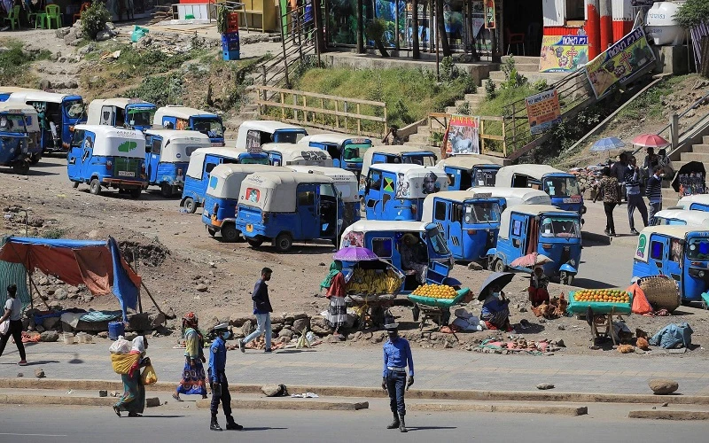 Cảnh sát giao thông làm nhiệm vụ tại khu phố Lafto ở Addis Ababa, Ethiopia, ngày 5/11/2021. (Ảnh: Reuters)