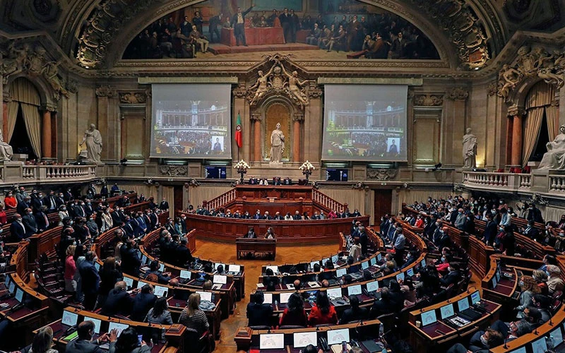 Quốc hội Bồ Ðào Nha được giải tán để tổ chức bầu cử trước thời hạn. 