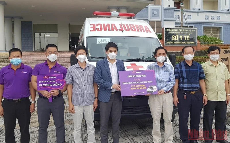 Sở Y tế Phú Thọ tiếp nhận xe cứu thương do Thẩm mỹ viện Hoàng Tuấn trao tặng. (Ảnh: NGỌC LONG)