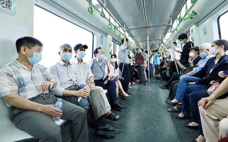 Hành khách trải nghiệm chuyến tàu đường sắt đô thị Cát Linh - Hà Ðông trong ngày đầu tiên đưa vào khai thác thương mại. Ảnh: Minh Hà