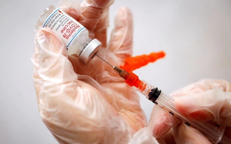 Nhân viên y tế chuẩn bị tiêm liều vaccine Moderna. (Ảnh minh họa: Reuters)