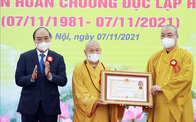 Chủ tịch nước Nguyễn Xuân Phúc trao tặng Huân chương Độc lập hạng Nhất cho Giáo hội Phật giáo Việt Nam. (Ảnh: Thống Nhất/TTXVN)