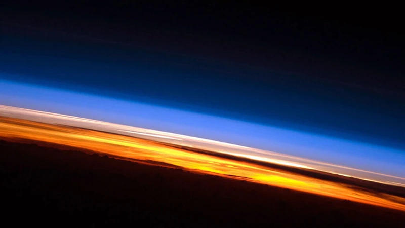 Tầng đối lưu (màu cam) là tầng thấp nhất của khí quyển Trái đất và là nơi xảy ra gần như mọi hiện tượng thời tiết. Trong 40 năm qua, ranh giới giữa tầng đối lưu và tầng bình lưu lân cận (màu hồng) đã tăng lên do biến đổi khí hậu. Ảnh: NASA.